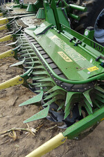 Der neue Maisvorsatz XCollect ergänzt als neue Baureihe das Angebot in Arbeitsbreiten von 8, 10 und 12 Reihen.