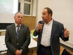 Viele Landwirte beteiligen sich an der regen Diskussion bei der Delegiertenversammlung in Unterschüpf bei Boxberg (Main-Tauber) am 7. April 2017; links Kreisvorsitzender Alois Fahrmeier.