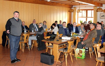 Volles Haus im Gasthaus Schtzen in Laupheim. Karsten Khlbach vom KTBL berichtete, wie bereits einfache Umbauten bestehender Stlle neue aufwndige Zulassungsverfahren nach sich ziehen knnen und worauf man beim Umbauen achten muss. Eingeladen zu der Tagung hatte der Landesbauernverband (LBV) zusammen mit den Kreisbauernverbnden Ulm und Biberach-Sigmaringen. 