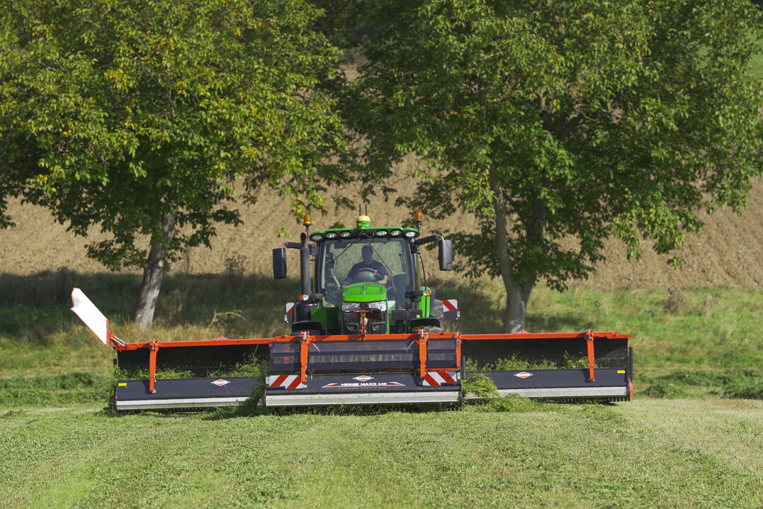 Der Merge Maxx 440 F von Kuhn ist ein neuer Bandschwader im Frontanbau.
