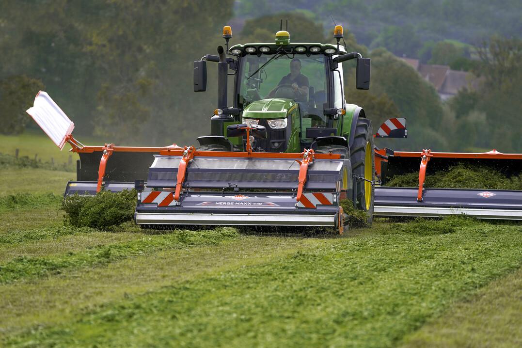 Der Merge Maxx 440 F von Kuhn ist ein neuer Bandschwader im Frontanbau.