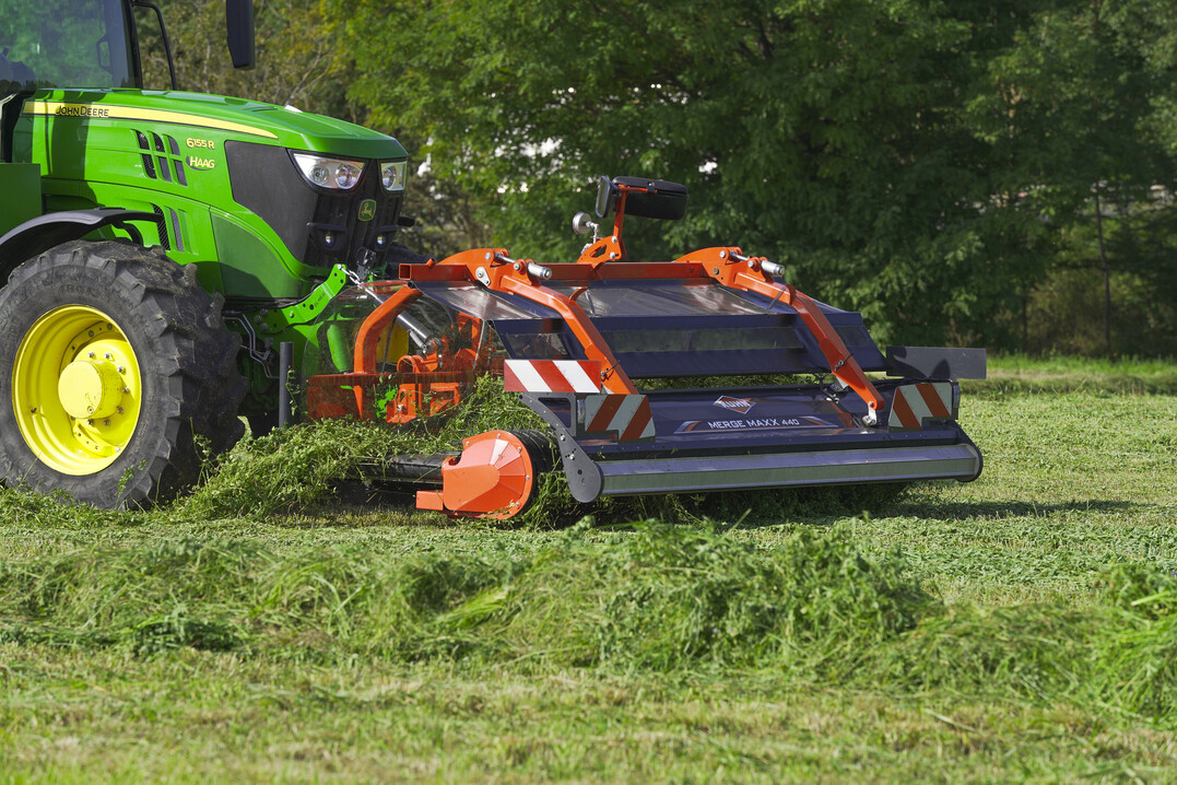 Der Merge Maxx 440 F von Kuhn ist ein neuer Bandschwader im Frontanbau.