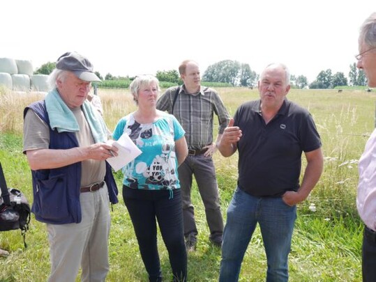 Christine und Rainer Kuhn vom Pferdehof Kuhn in Wendlingen erlutern den Medienvertretern die Gefahr durch Jakobskreuzkraut.