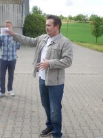 Jochen Kunz, der gemeinsam mit seinem Vater Werner in einer GbR den Damianushof in Zeutern führt, erklärt den Abgeordneten die Entwicklung und Struktur des Betriebes.