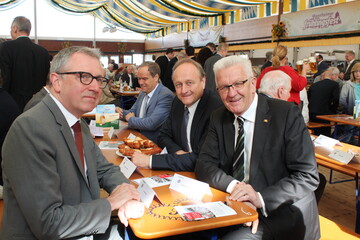 Ein sichtlich gut gelaunter Ministerprsident Winfried Kretschmann (r.) mit Joachim Rukwied und Oberbrgermeister Dr. Peter Kurz (l.).