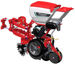 Optima SX ausgerüstet mit dem neuen Mikrogranulatstreuer.