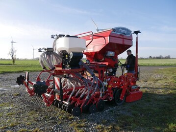 Kverneland e-drill maxi plus mit aufgebauter a-drill. 