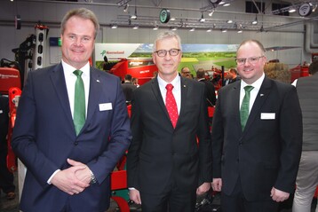 Kverneland Group Deutschland-Geschftsfhrer Niels Veltmann (l.) und Dominik Haselhorst, Produktdirektor Bodenbearbeitung (r.) mit Prof. Dr. Wolfgang Kath-Petersen von der TH Kln. 