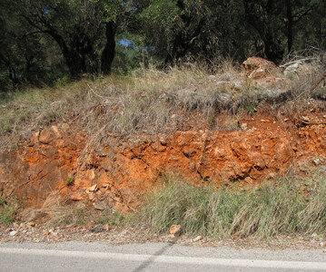 Hämatit verleiht Gesteinen und Böden ihre blutrote Farbe.