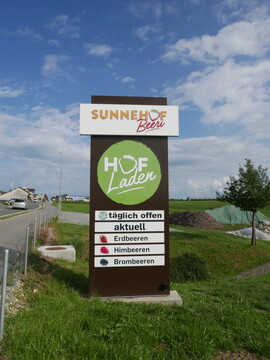  Ein gro�es Schild macht von weitem erkennbar, was es hier zu kaufen gibt. 