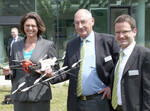 V.l.: Ilse Aigner, Bundesministerin für Ernährung, Landwirtschaft und Verbraucherschutz, mit den Projektverantwortlichen seitens Claas, Günter Schlagenhauf und Maik Hunke. Frau Aigner und Herr Schlagenhauf halten den sogenannten Oktokopter, eine fliegende Drone, in den Händen. Der Oktokopter ist mit Infrarot und einer visuellen Kamera ausgestattet und dient dem Auffinden von Wildtieren.