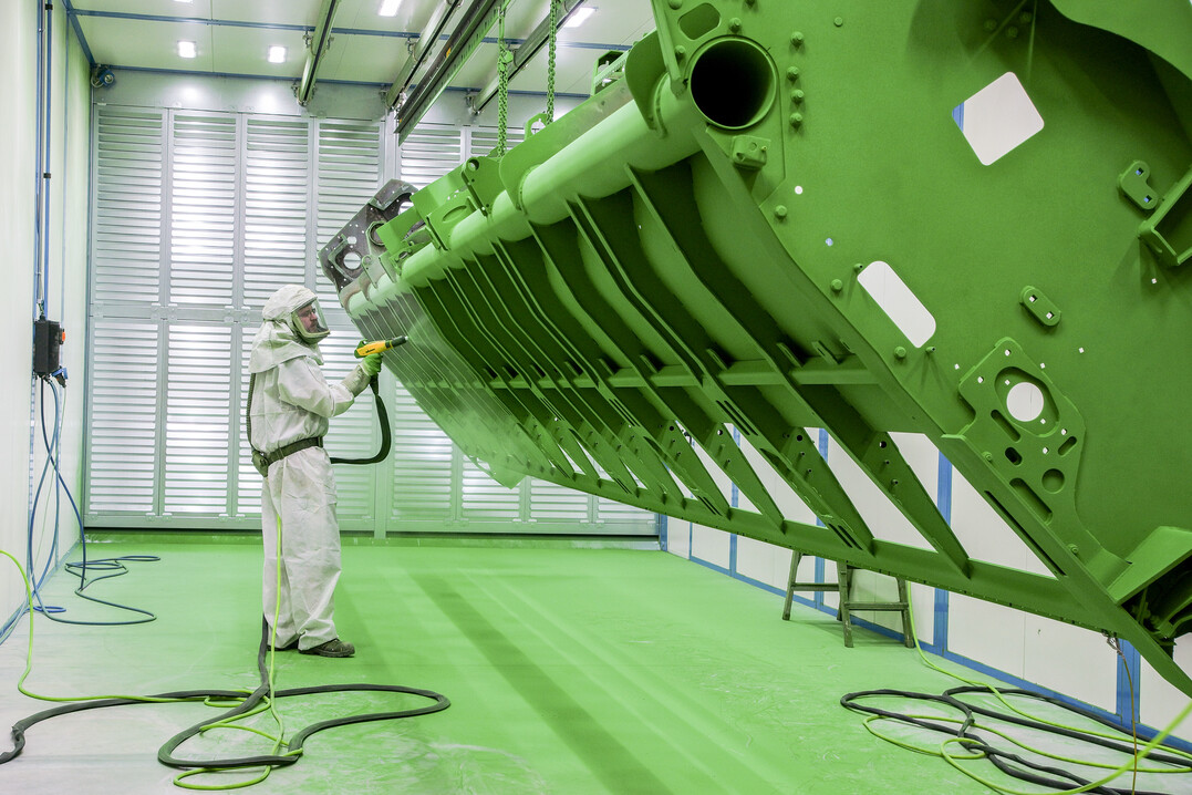 Die neue Lackieranlage bei Zürn Harvesting schont die Umwelt durch moderne Beschichtungstechnik ohne Lösemittel und optimierten Energiebedarf.