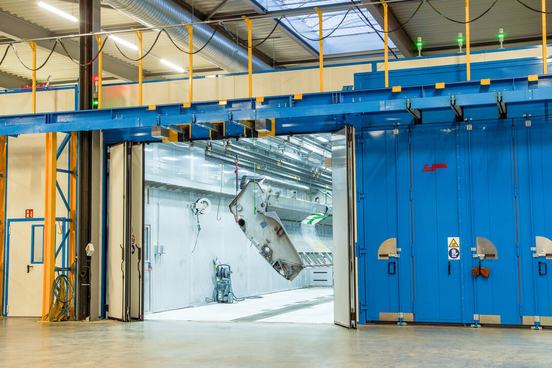 Die neue Lackieranlage bei Zrn Harvesting schont die Umwelt durch moderne Beschichtungstechnik ohne Lsemittel und optimierten Energiebedarf.  