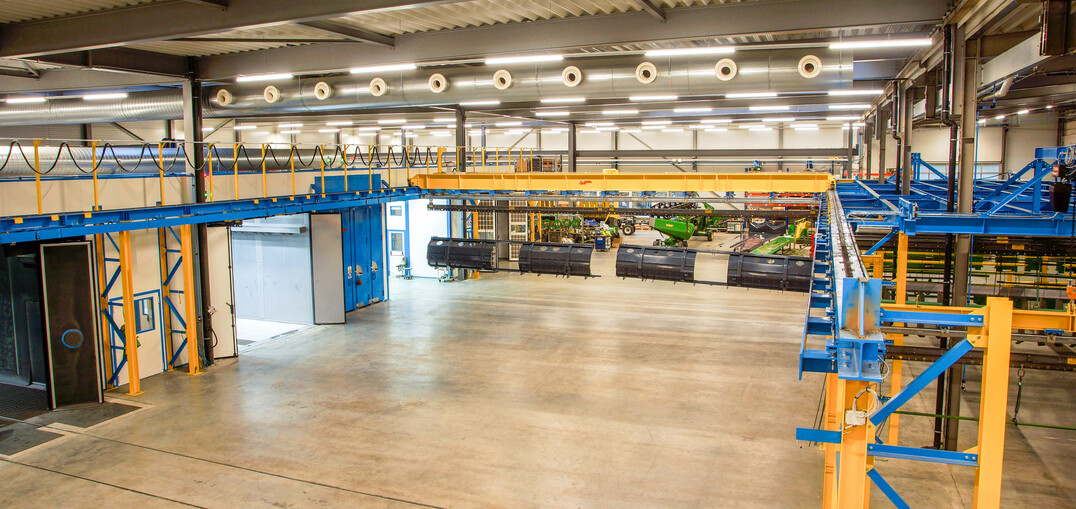 Die neue Lackieranlage bei Zrn Harvesting schont die Umwelt durch moderne Beschichtungstechnik ohne Lsemittel und optimierten Energiebedarf.  