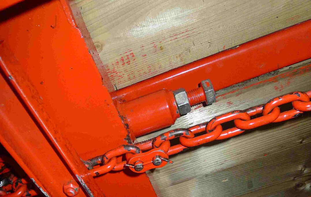     Die richtige Kettenspannung beim Kratzboden senkt den Verschlei� der Umlenkrollen. Deshalb diese �berpr�fen und bei Bedarf nachspannen. Ist das Kettenschloss intakt und steht die Verschlussfeder noch unter Spannung? Die Praxis zeigt, dass bei den meisten Kettenstrangbr�chen das Kettenschloss verantwortlich war. 