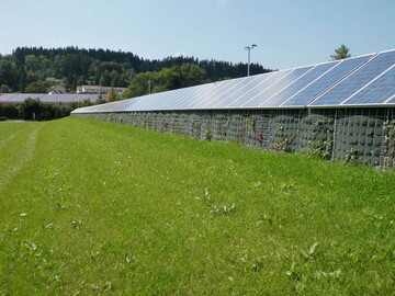 kologische Lrmschutzwnde mit Energiegewinnungsfunktion.