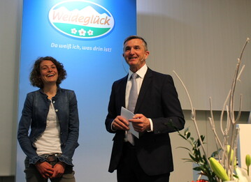 berraschungsgast: Geschftsfhrer Karl Laible heit die erfolgreiche Luferin und Werbebotschafterin der Milchwerke Schwaben, Alina Reh, auf der Vertreterversammlung herzlich willkommen. Das nchste groe Laufereignis ist der Einstein-Marathon am 23. September in Ulm. 