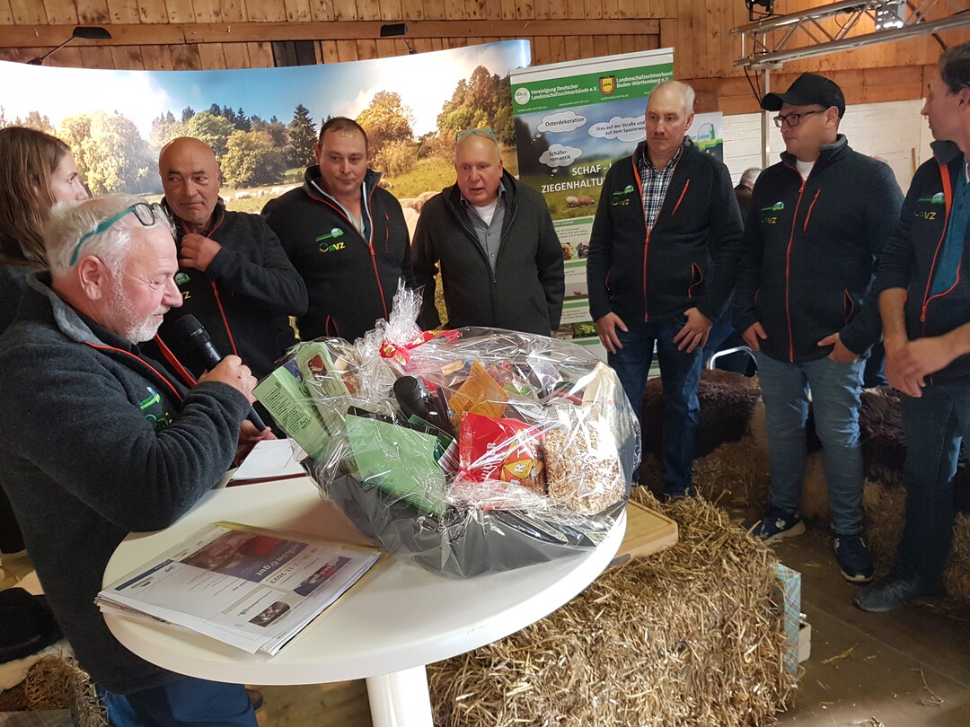 Geschenkkorb fr Ulrich Rothweiler: Ernst Fauser (links), Vorsitzender BW Lamm EZG und die Zchterkolleginnen und -kollegen bedankten sich bei Ulrich Rothweiler (4.v.r.), Viehzentrale Sdwest (VZ), fr die gute Zusammenarbeit.