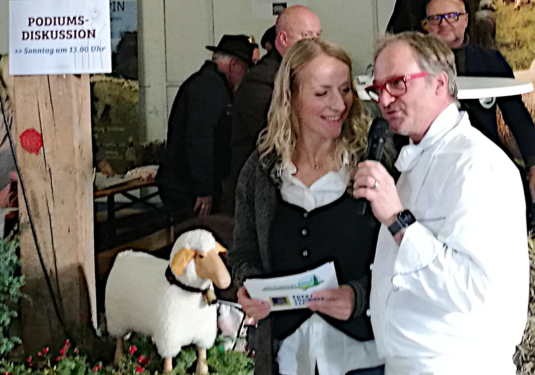 Moderatorin Iris Goldack, GEA, bedankte sich bei Event-Koch Andreas Miessmer und seinem Team, der die Gste mit kulinarischen Leckerbissen aus selbstgemachten Lamm-Maultaschen und Lamm-Gyros mit Zaziki aus heimischem Rapsl begeistern konnte.