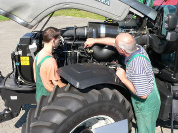 Mehr als 500 Ausbildungsstellen zum Mechaniker fr Land- und Baumaschinentechnik sind fr den Ausbildungsbeginn im Herbst 2012 noch frei. Der Beruf ist vor allem fr Technikbegeisterte Jugendliche mit Haupt- oder Realschulabschluss besonders attraktiv.