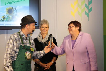 Prsidentin Hannelore Wrz und Geschftsfhrerin Dr. Beate Krieg am BWagrar-Stand.