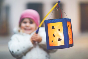 Fr viele Kinder gehrt Laternelaufen zum Herbst dazu.