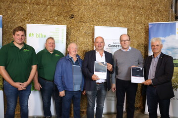 Den Brandbrief zur Schweinemarktkrise bergaben LBV-Vizeprsident Hans-Benno Wichert (2.v.r.) sowie vom BLHV Erwin Heckler (3.v.l.) an Martin Hahn, MdL Grne (3.v.r.), und CDU-Agrarsprecher Klaus Burger (r.) auf dem Schweinemastbetrieb von Jonas (l.) und Stefan Kppeler (2.v.l.) in Bingen.