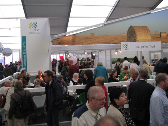 Immer dicht umlagert: Der Hauptfest-Treff des Landesbauernverbandes (LBV) am ersten LWH-Sonntag, dem 26. September 2010.