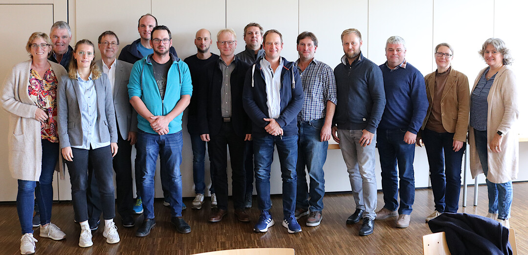 Der LBV-Milchausschuss tagte am 7. November in Denkendorf. Zu Gast im Ausschuss unter der Leitung von LBV-Vizeprsidentin Rosi Geyer-Fler (l.) war Lea May (3.v.l.), Milchreferentin im Ministerium fr Ernhrung, Lndlichen Raum und Verbraucherschutz Baden-Wrttemberg (MLR). Neu beim Landesbauernverband (LBV) ist Kathrin Weik (2.v.r.). Sie kmmert sich seit Mitte Juli um die ffentlichkeitsarbeit und referierte im Ausschuss ber Drohneneinstze zur Rehkitzrettung vor der Mahd.