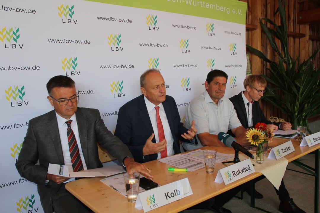 Pressekonferenz im Kreis Ludwigsburg: Die LBV-Riege um Prsident Joachim Rukwied (2. v. l.) mit Hauptgeschftsfhrer Peter Kolb (l.) und Marktreferent Marco Eberle (r.) auf dem Hof von Eberhard Zucker (2. v. r.).
