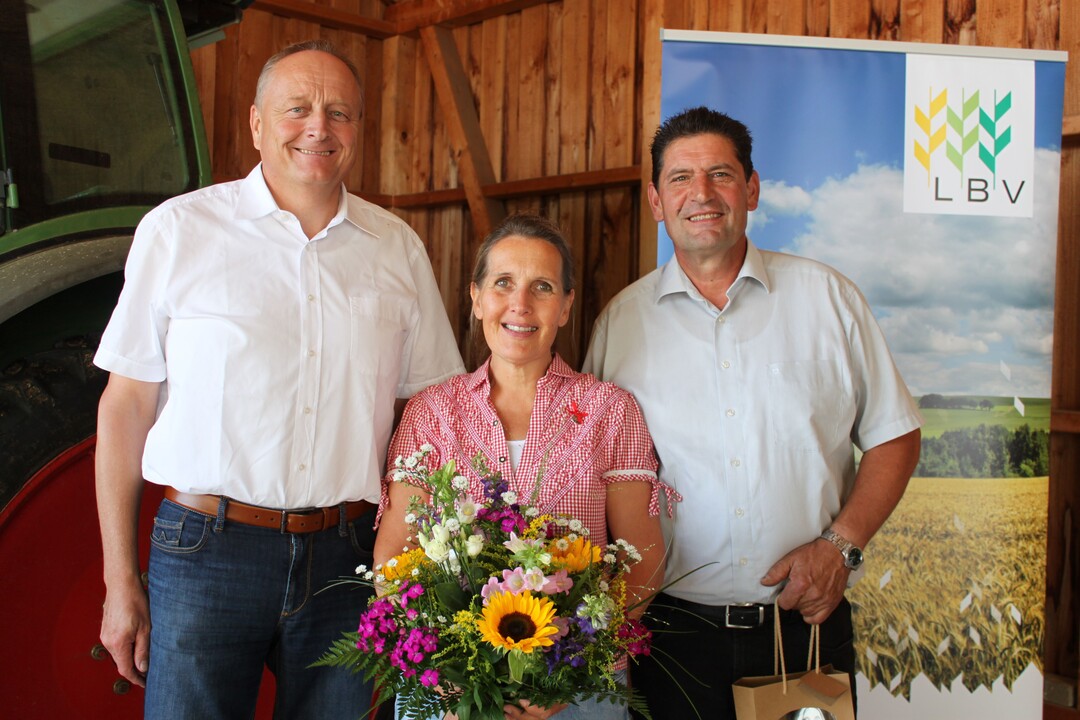 Das Ehepaar Sigrun und Eberhard Zucker (r.) boten mit ihrem Hof den passenden Rahmen fr die gut besuchte Presseveranstaltung. 