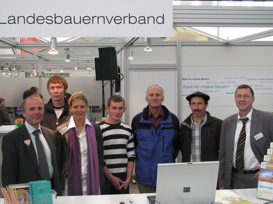 LBV im Gesprch in Halle 1 auf dem Hauptfest: Tbingens Kreisobmann Christian Reutter (links), LBV-Sozialrechtsreferentin Nicole Spie und stellvertretender Hauptgeschftsfhrer Horst Wenk (rechts) nach einem Informationsaustausch mit Besuchern.