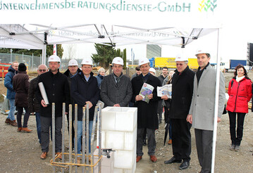 Gute Stimmung bei der Grundsteinlegung. Der Kran steht schon, die Baugrube ist bereits ausgehoben. Im Laufe der Zeremonie in der Holzstr. 17 durften die Verantwortlichen spter dann auch noch selbst Hand anlegen (v. r.) Jochen Keller, Zblin; Gerhard Glaser, LBV-Vizeprsident; Andreas Knuer, Buchstelle; Dirk Lambertz, LBV-U und Markus Corazza, Architekt. 