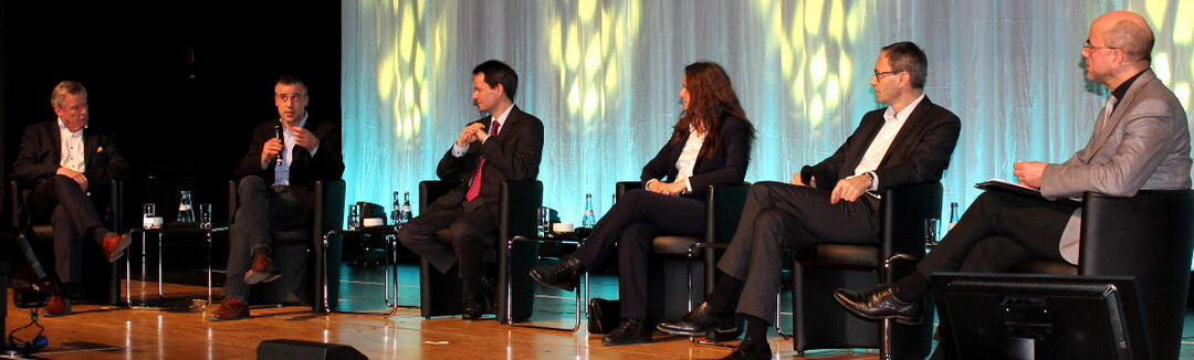 Die gläserne Gesellschaft, der gläserne Betrieb: Im Forum III diskutierte Ralf Stephan (rechts), Chefredakteur von Land & Forst, mit (von links) Klaus-Herbert Rolf, Leiter Sales und Marketing bei 365FarmNet Group; Oliver Martin, Ackerbauer im Kraichtal; Dirk Lützelberger, IT-Experte für Datensicherheit bei der Firma NXP Semiconductors; Professor Dr. Ines Härtel, Juristin und Expertin für Datenschutz und Ulrich Wagner, geschäftsführender Gesellschafter der Wimex-Gruppe.