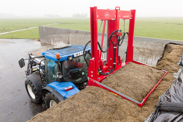 Den Siloblockschneider Lely BC 180 XL sieht Lely als eine gute Ergänzung zum Fütterungssystem Vector.