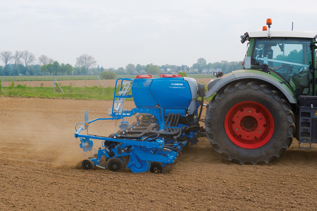 Mit der Lemken Azurit sind jetzt auch Soja, Sonnenblumen und Mikrogranulate ausbringbar.