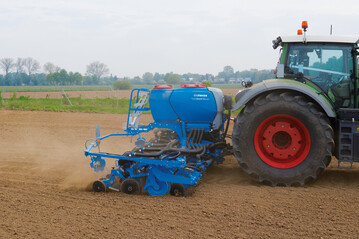 Mit der Lemken Azurit sind jetzt auch Soja, Sonnenblumen und Mikrogranulate ausbringbar.