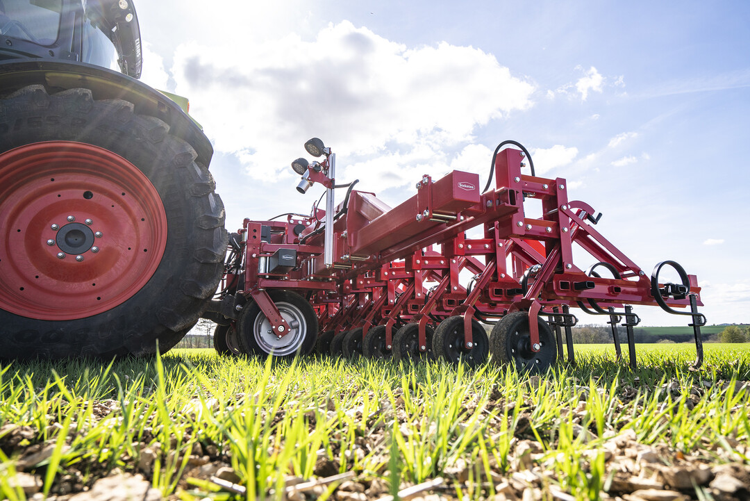 Lemken will sich künftig anstelle der klassischen Feldspritzen verstärkt auf das Geschäft für die mechanische Unkrautbekämpfung mit selektivem Pflanzenschutz konzentrieren.