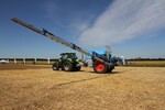 Die Vega ist die erste eigenentwickelte Anhängefeldspritze des Landmaschinenspezialisten. Trotz großer Bereifung und hoher Bodenfreiheit weist sie einen niedrigen Schwerpunkt auf. Dies erhöht die Fahrstabilität, auch im vollen Zustand.