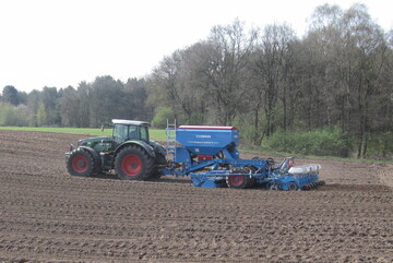 Für eine wirtschaftliche Auslastung eines Traktors gibt es keine Alternative. Also erst neu investieren, wenn die Auslastung passt. Für 500 Jahresstunden ist der gebrauchte Schlepper meist die bessere Wahl.