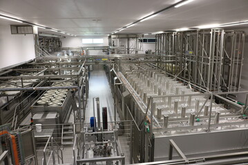 Blick auf die neue Anlage: Die Halle ist rund 800 Quadratmeter gro. Verarbeitet werden hier pro Tag etwa 130.000 Kilo Milch, Mitte-links im Bild ist die alte Anlage aus dem Jahr 2003 zur Herstellung der traditionellen Rundlaib-Emmentaler zu sehen, die mit umgezogen wurde. 