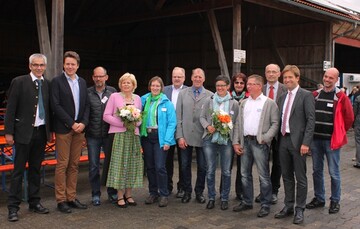 Startschuss fr die Glserne Produktion am 19. Juni in Leupolz auf dem Betrieb von Martha Peter (6.v.r. Mit Strau) mit Landrat Harald Sievers (2.v.l.) und Michael Lang (2.v.r.), Schirmherr und Oberbrgermeister von Wangen. 