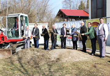 Ausbau der Allguer Emmentaler Kserei eG in Leupolz: Paul Locherer, MdL, und Michael Lang, Oberbrgermeister von Wangen haben am 13. Mrz gemeinsam mit Erhard Nonnenmacher, Vorsitzender der Molkerei, den Spatenstich fr die neue Halle gelegt - dabei herrschte bestes Frhlingswetter und Feierlaune. Mit auf dem Bild sind die beiden Geschftsfhrer, Michael Welte und Charlotte Fieinger, der stellvertretende Vorsitzende Markus Sttzenberger, Ortsvorsteher Anton Sieber sowie Markus Fackler, Baugeschft Fackler, Gerald Fischbach, Baugeschft Fischbach und Markus Steidle, pro-bau GmbH. 