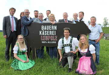 Stolz stellte das Molkerei-Team in Leupolz gemeinsam mit dem Wangener OB Michael Lang (l.) die neue Marke der ffentlichkeit vor. Im Mittelpunkt steht eine dunkelbraune Kuh, mit deren Hilfe jetzt mglichst viele Produkte verkauft werden sollen.