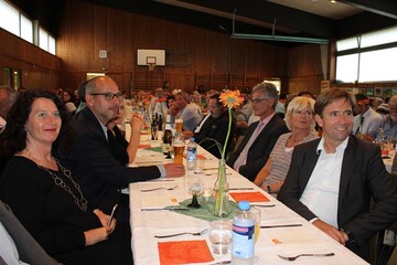 Zur Jubilumsfeier am 14. Juli konnte der Vorstandsvorsitzende Erhard Nonnenmacher rund 200 Ehrengste, Mitglieder und Mitarbeiter begren. Im Bild vorne rechts der Wangener OB Michael Lang, daneben Geschftsfhrerin Charlotte Fieinger. Links Petra Krebs, MdL Grne und Geschftsfhrer Michael Welte . 