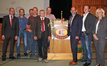 Der Vorstandsvorsitzende Erhard Nonnenmacher (links) und Aufsichtsratschef Michael Gletter (5.v.l.) begrten die neu gewhlten Gremienmitglieder (v.l.) Bernd Nunnenmacher, Joachim Bertsch, Andreas Schuler und Wolfgang Fssler. Rechts im Bild die beiden Geschftsfhrer Charlotte Fieinger und Michael Welte (3.v.r.) mit dem 2. Vorsitzenden Markus Sttzenberger. 