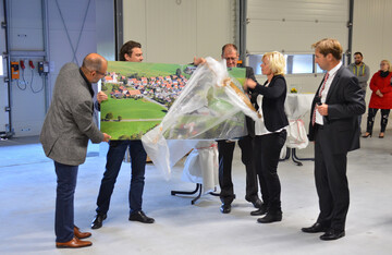 Als Gastgeschenk von der Stadt Wangen berbrachte OB Michael Lang (im Bild rechts) eine neue Luftaufnahme von Leupolz.