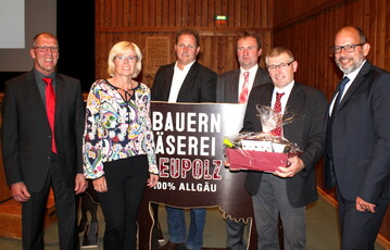 Ein Geschenk gab es fr den scheidenden Aufsichtsratsvorsitzenden Michael Gletter (2.v.r) fr die geleistete Arbeit. Bei ihm bedankten sich v.l. Erhard Nonnenmacher, Vorsitzender des Vorstands; Charlotte Fieinger, Geschftsfhrerin; Markus Sttzenberger, stellv. Vorsitzender des Vorstands; Karl Schneider, stellv. Vorsitzender des Aufsichtsrats und Geschftsfhrer Michael Welte.