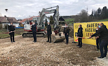  Spatenstich bei der Bauernkserei Leupolz (v.l.): Michael Lang, Oberbrgermeister von Wangen; Anton Sieber, Ortsvorsteher Leupolz; Rdiger Stadler, Hallenbau; Markus Sttzenberger, Vorstandsvorsitzender der Bauernkserei, Karl Schneider, Aufsichtsratsvorsitzender; Ulrich Graf, stellvertretender Vorstandvorsitzender und Geschftsfhrer Michael Welte. 