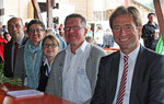 Gute Stimmung herrschte bei Wangens Oberbürgermeister und Schirmherr Michael Lang (rechts) und bei Familie Johannes und Martha Peter hier mit Tochter, links im Bild Anton Sieber, Ortsvorsteher von Leupolz.